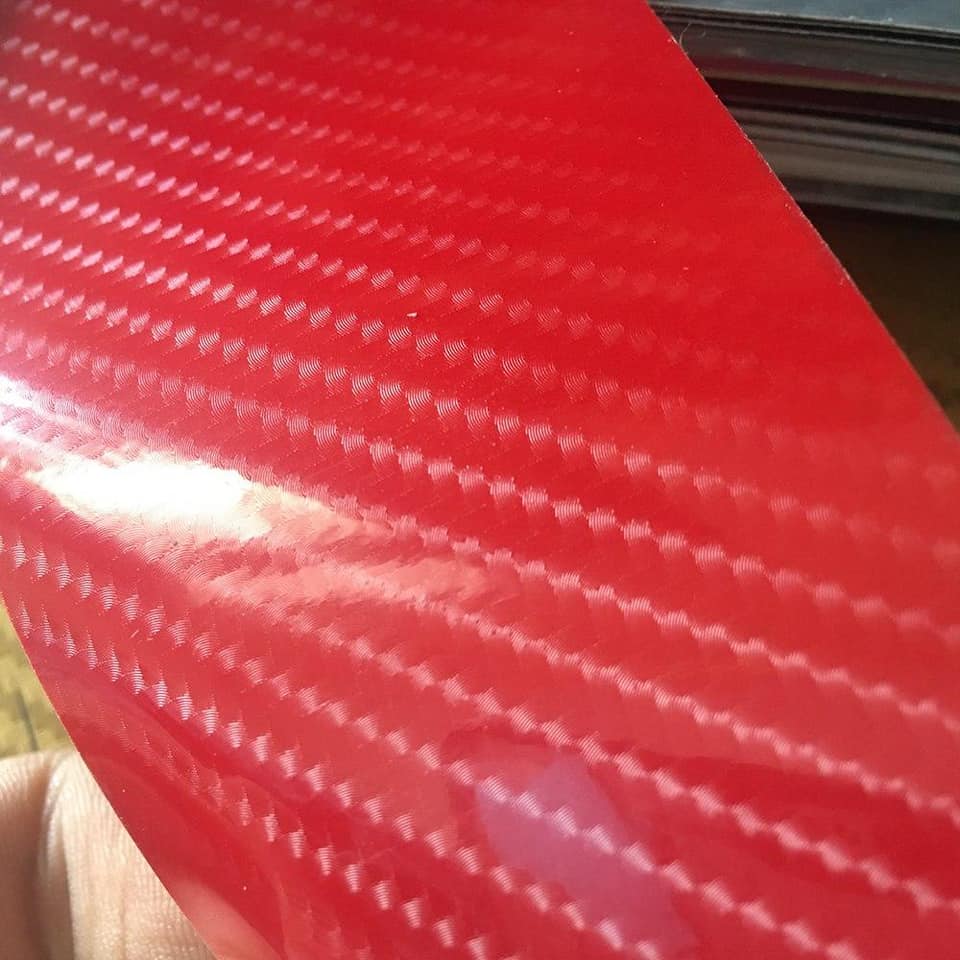 Vinil Fibra de Carbono en 5D rojo brillante precio de Q 190.00 mide 1.52 metros