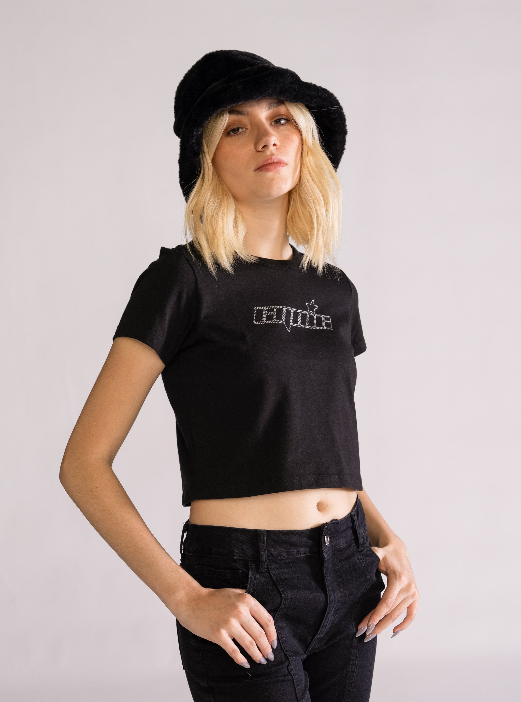 Cynic Cropped Baby Playera, Negro