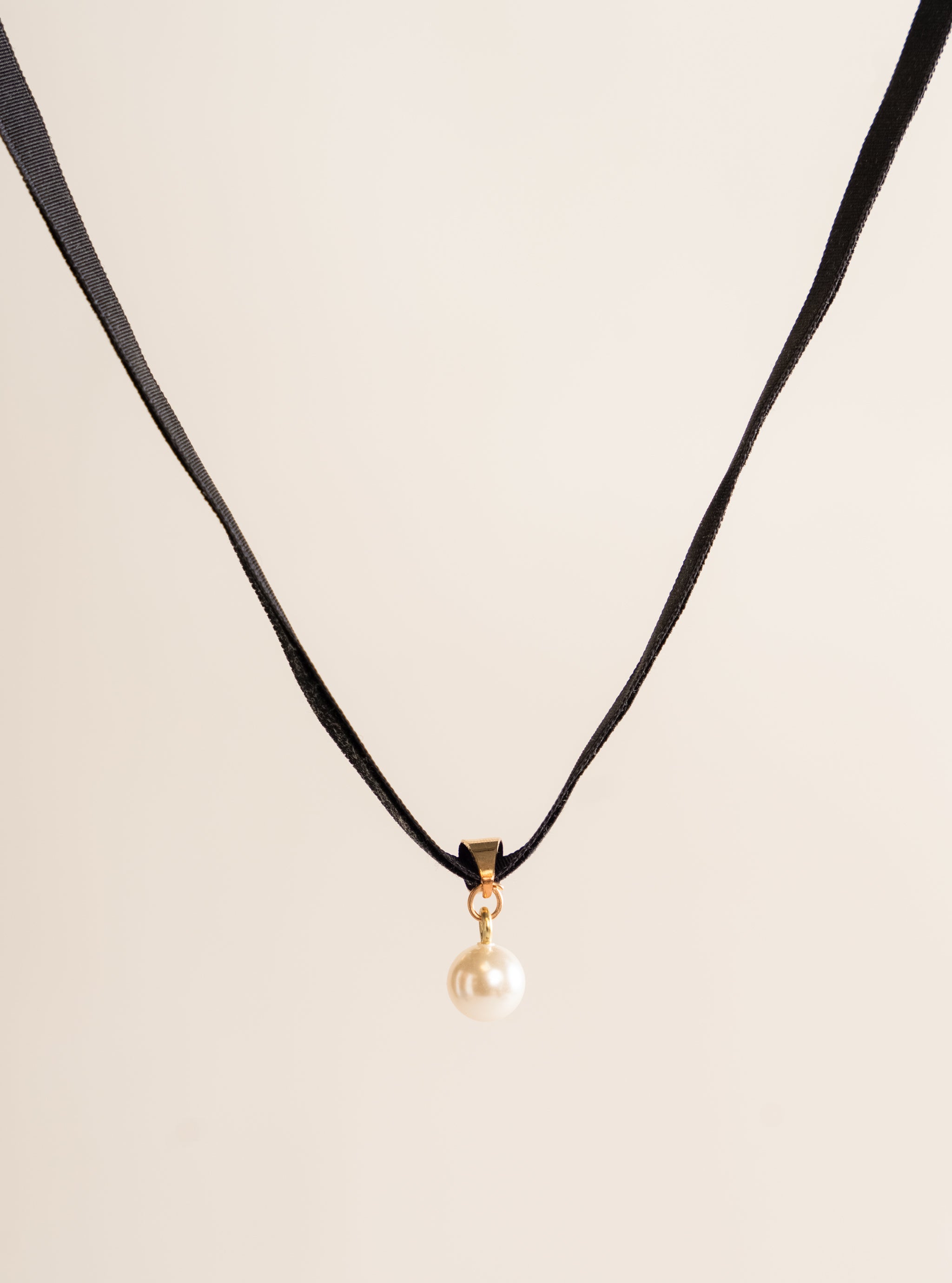 Solitary Pearl Collar, Negro
