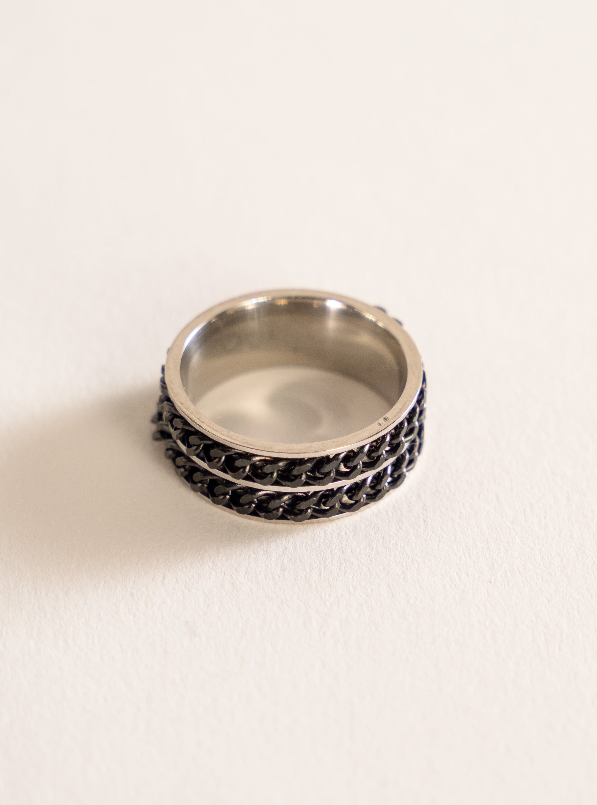 Geometric Circle Steel Band Ring, Negro