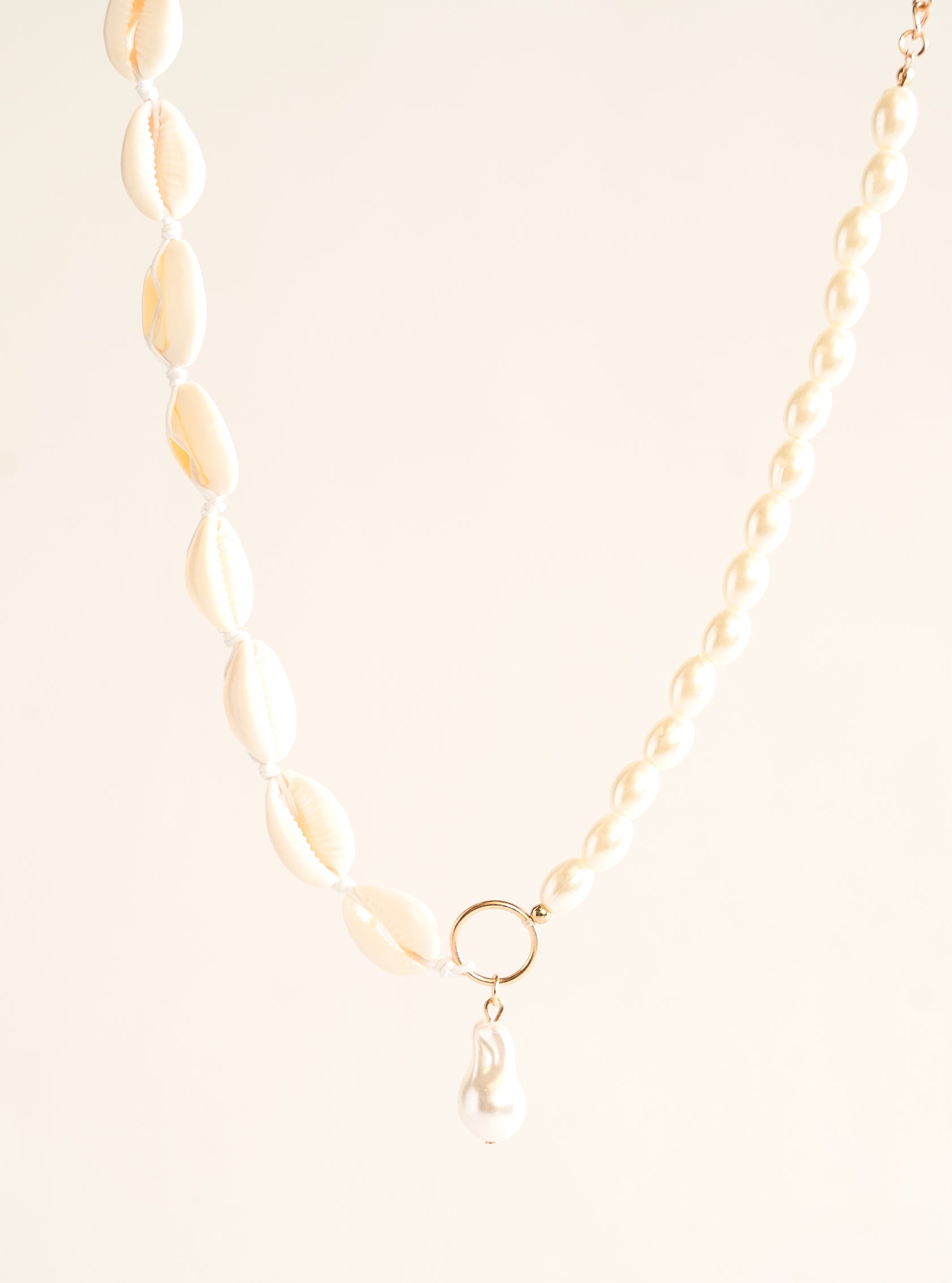 Pearl and Shelfish Necklace, Crema